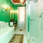 In With Private Pool & Garden Uzzano